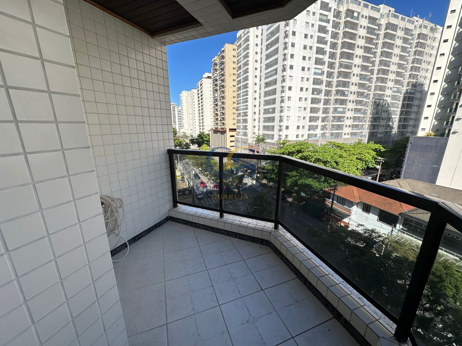 Apartamento na Praia das Pitangueiras, Guarujá - SP