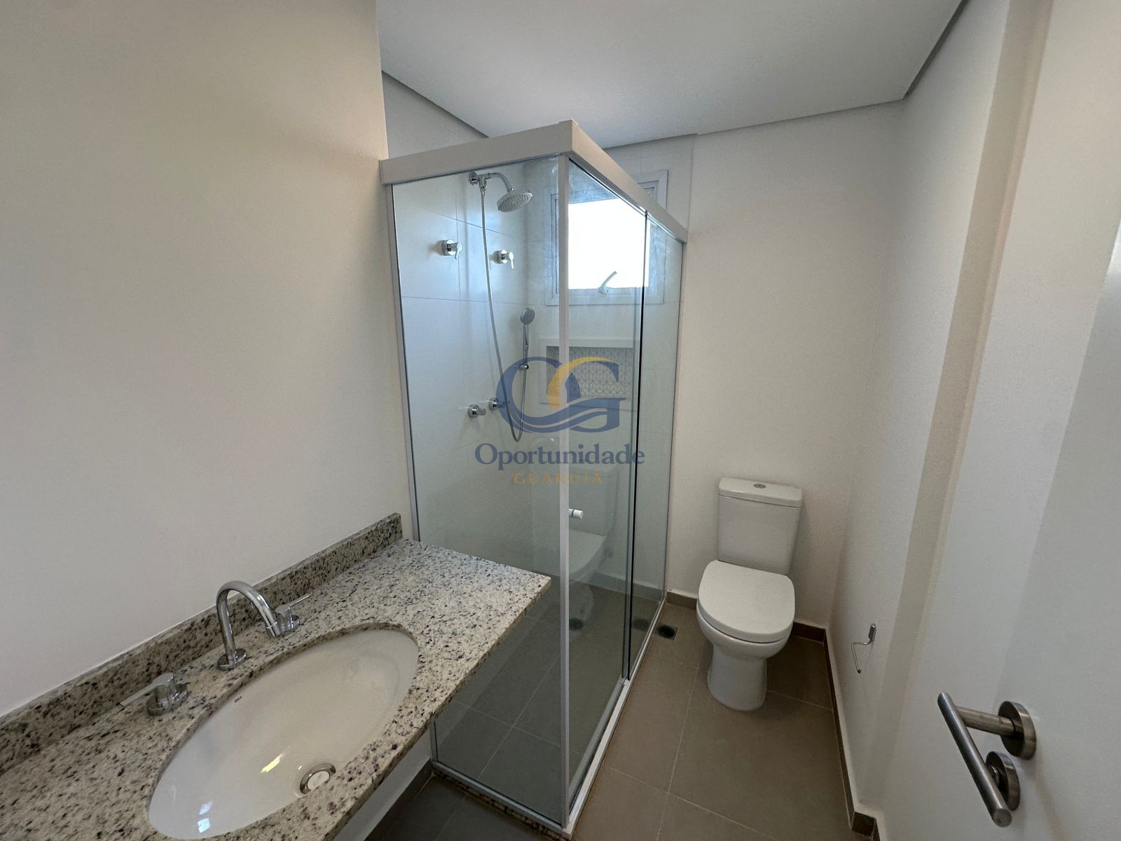 Apartamento na Praia das Pitangueiras, Guarujá - SP