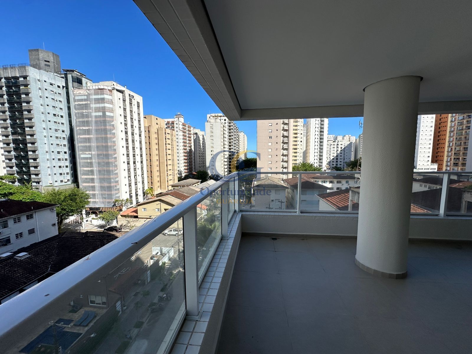 Apartamento na Praia das Pitangueiras, Guarujá - SP
