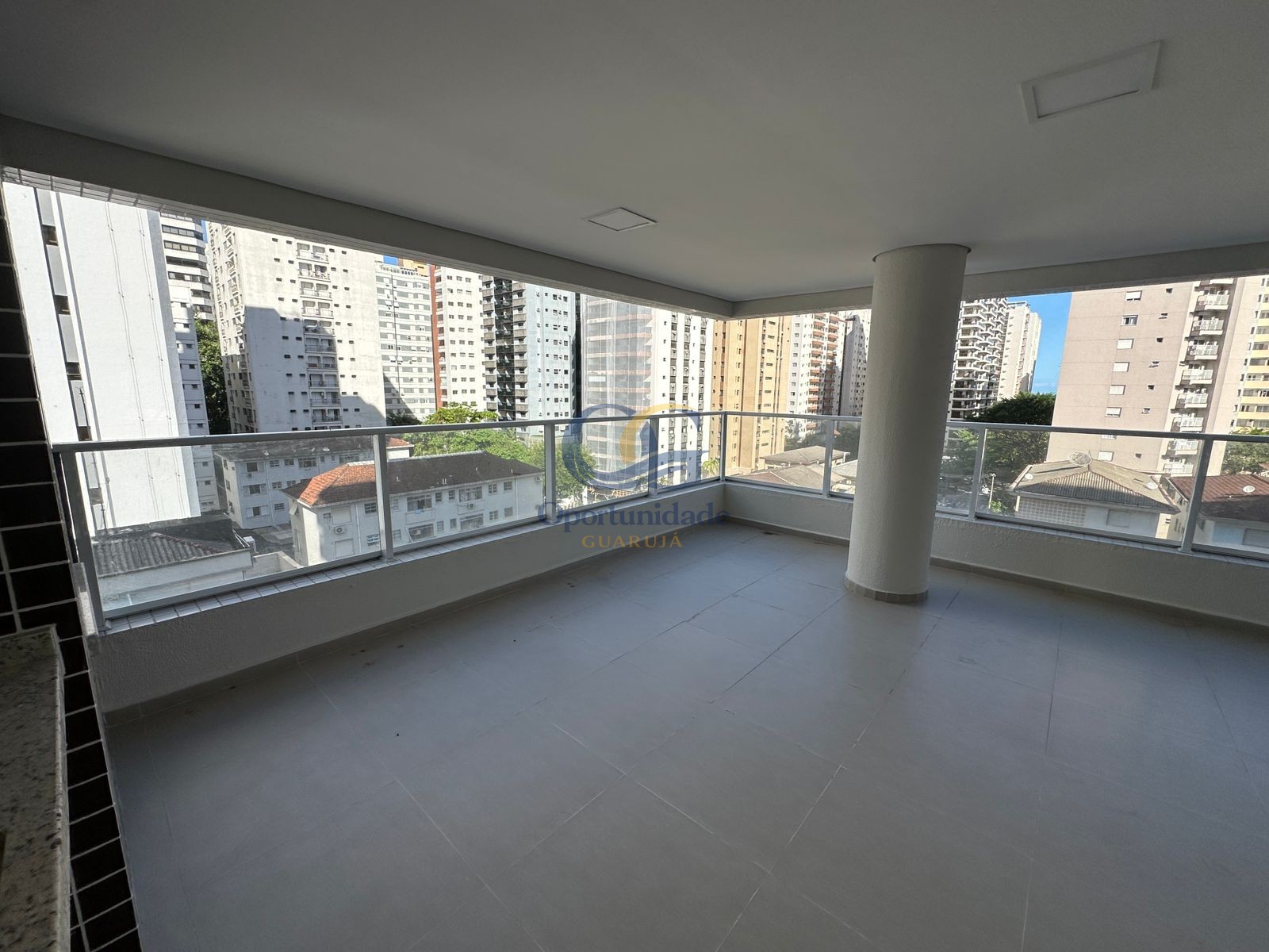 Apartamento na Praia das Pitangueiras, Guarujá - SP