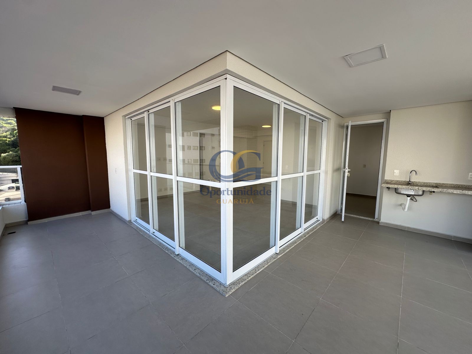 Apartamento na Praia das Pitangueiras, Guarujá - SP