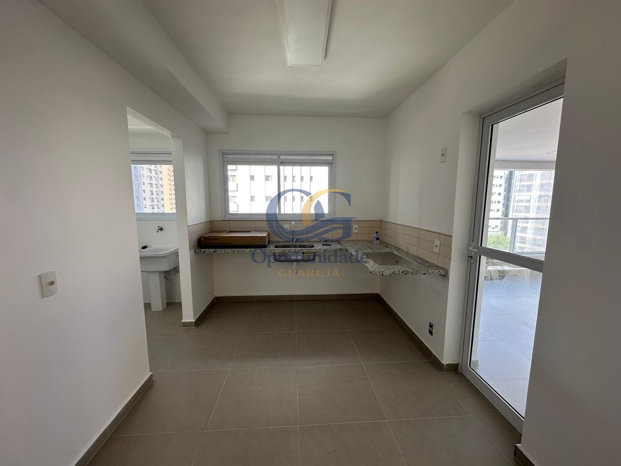 Apartamento na Praia das Pitangueiras, Guarujá - SP