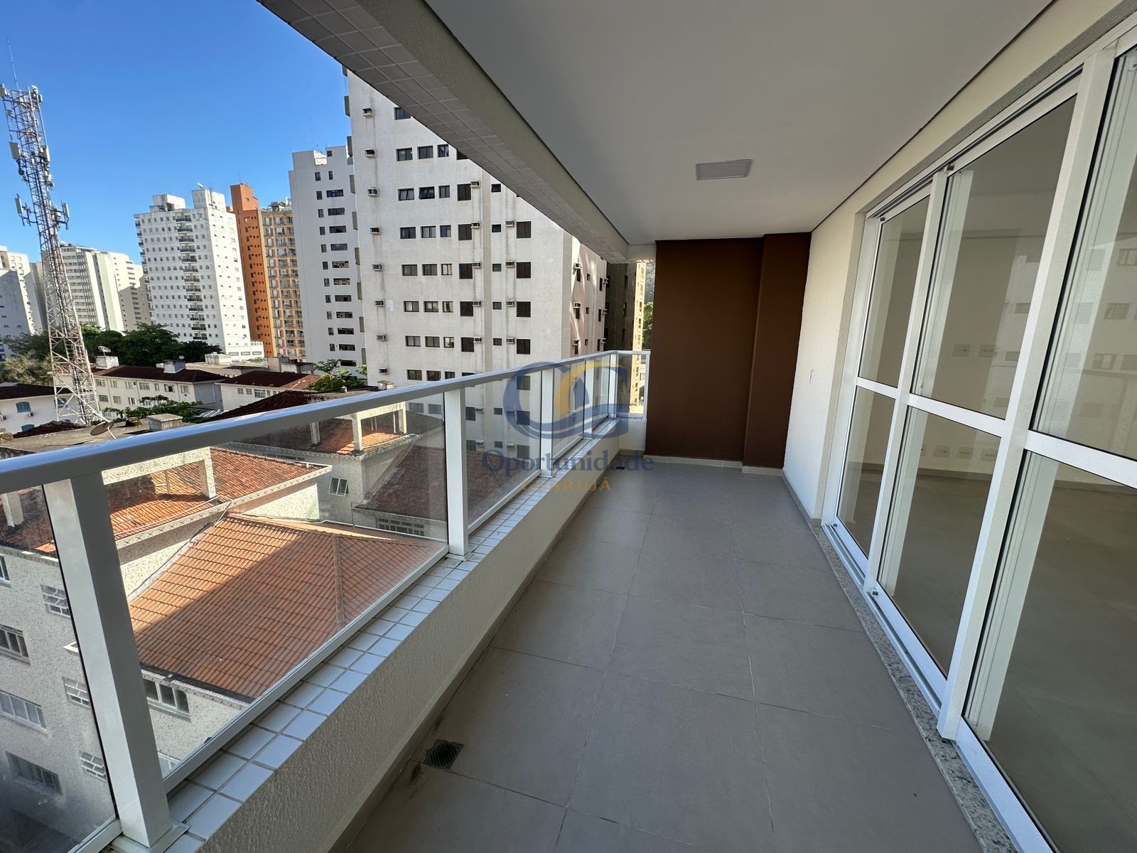 Apartamento na Praia das Pitangueiras, Guarujá - SP