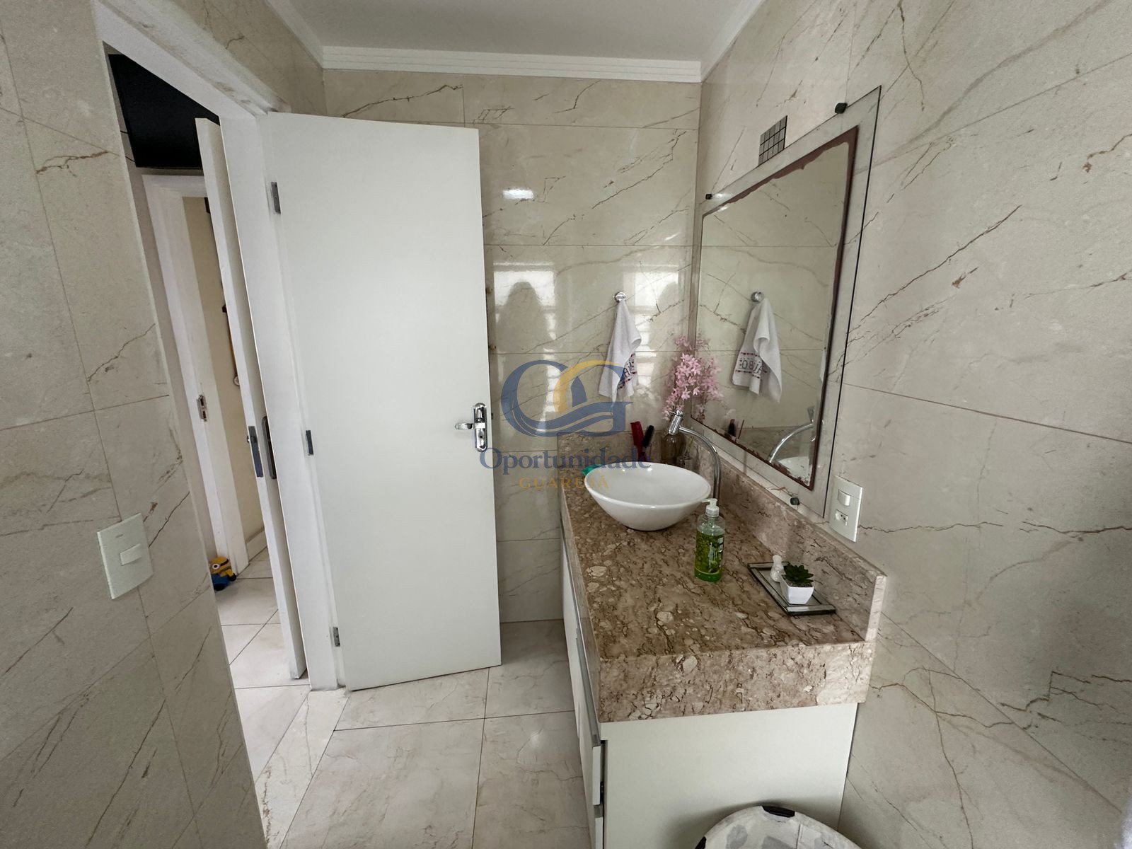 Apartamento na Praia das Pitangueiras, Guarujá - SP