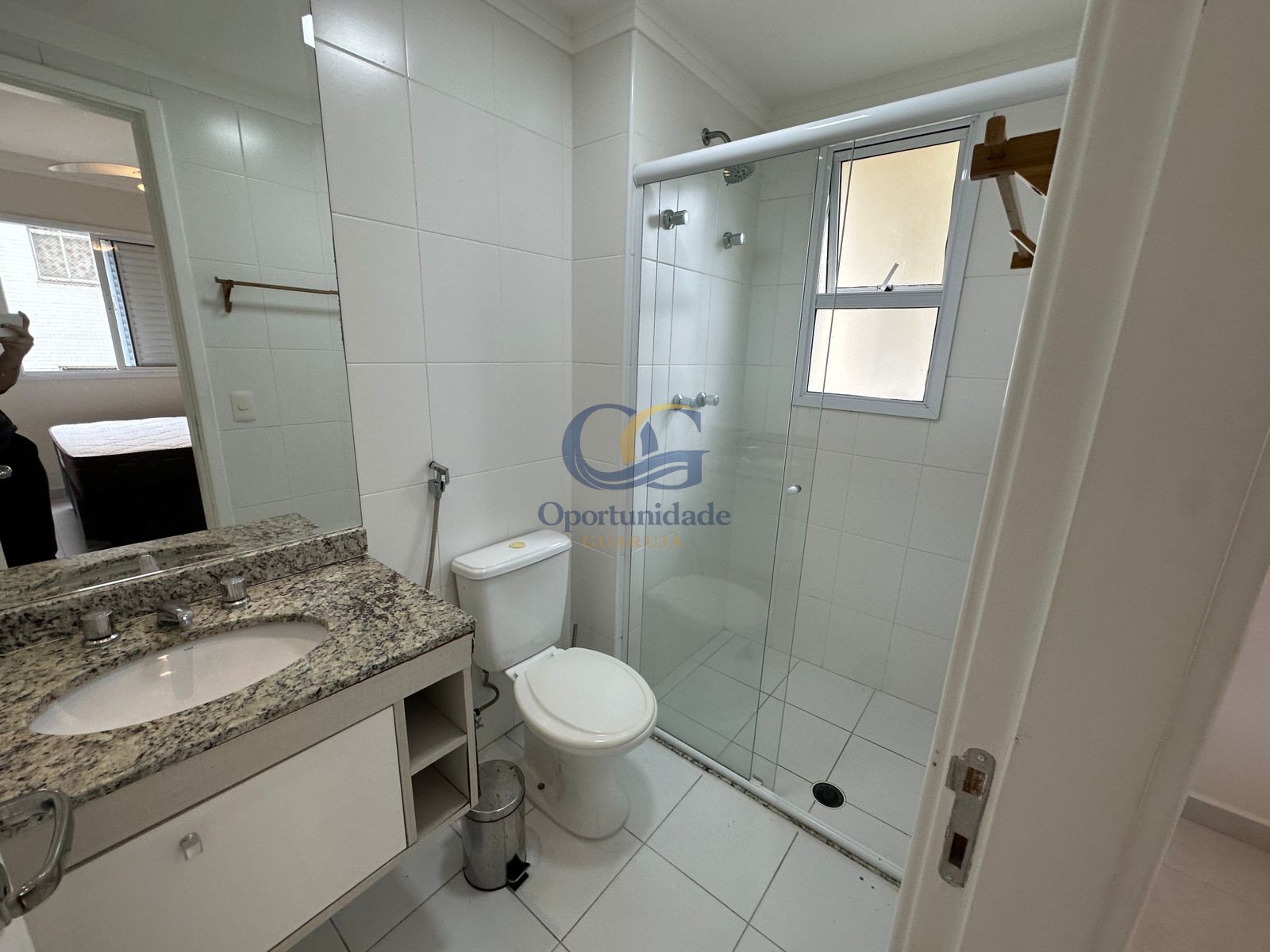 Apartamento na Praia das Pitangueiras, Guarujá - SP