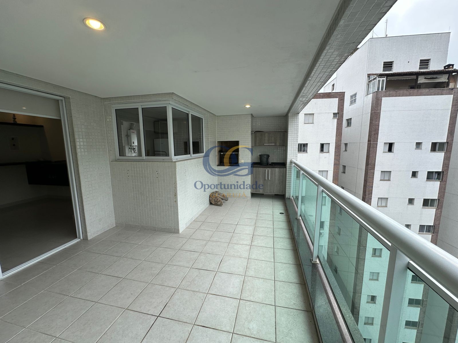 Apartamento na Praia das Pitangueiras, Guarujá - SP