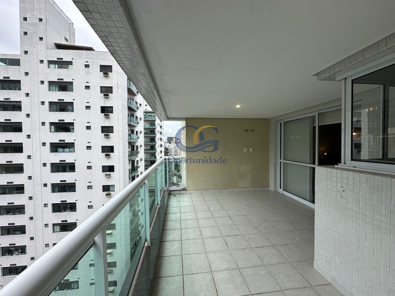 Apartamento na Praia das Pitangueiras, Guarujá - SP