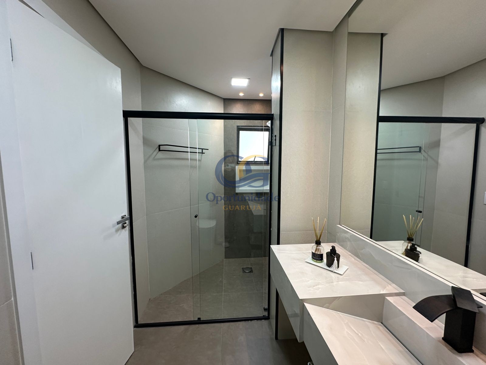 Apartamento na Praia das Pitangueiras, Guarujá - SP
