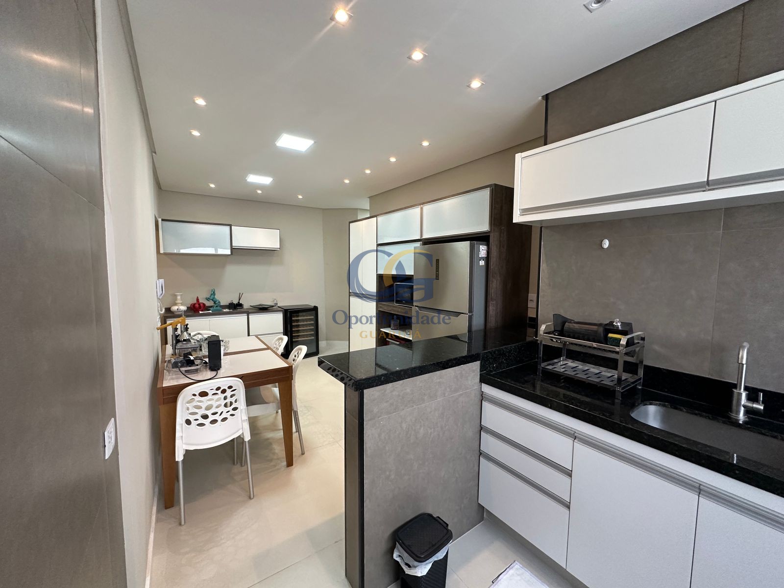 Apartamento na Praia das Pitangueiras, Guarujá - SP