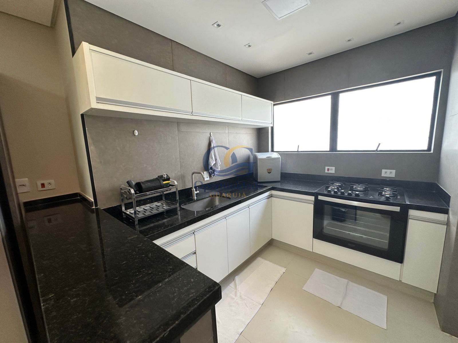 Apartamento na Praia das Pitangueiras, Guarujá - SP