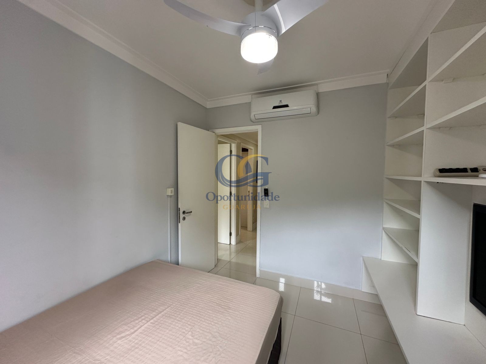 Apartamento na Praia das Pitangueiras, Guarujá - SP