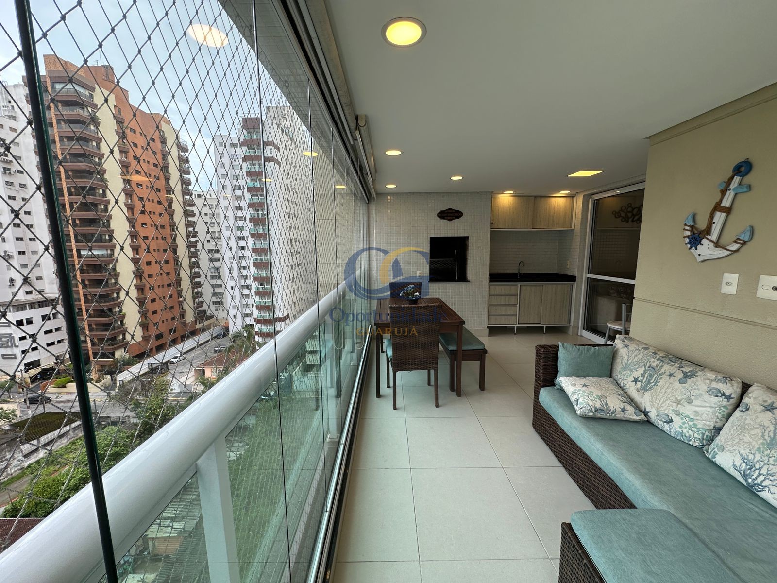Apartamento na Praia das Pitangueiras, Guarujá - SP