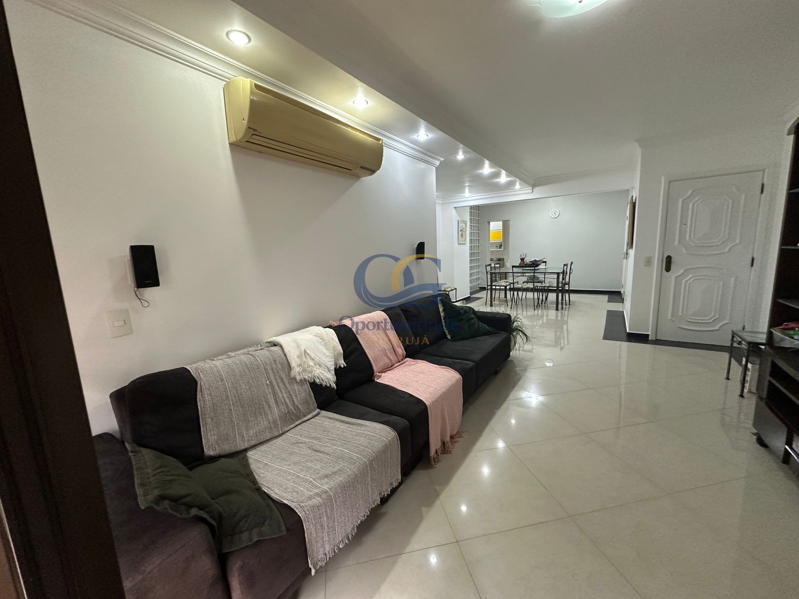 Apartamento na Praia das Pitangueiras, Guarujá - SP