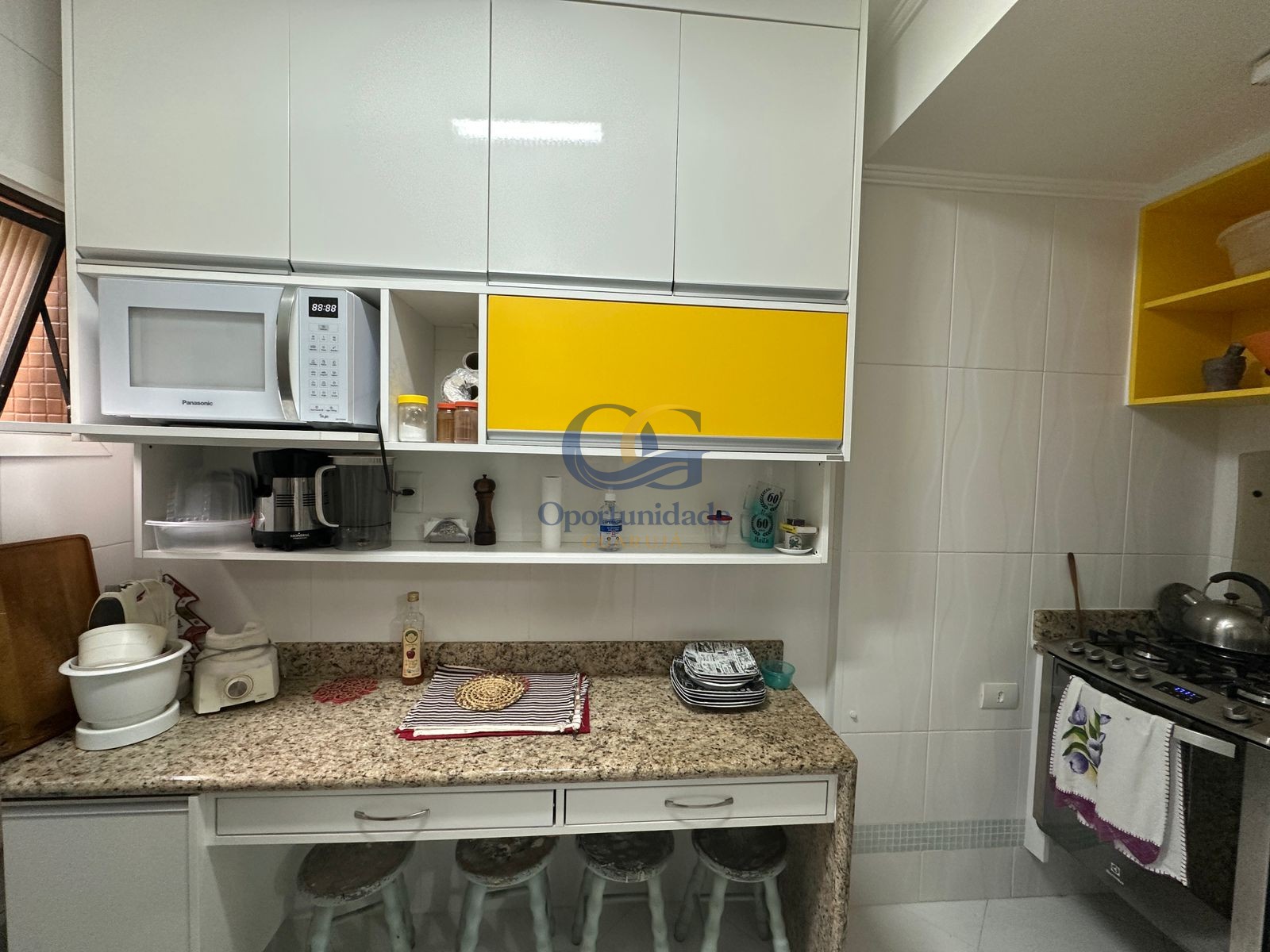 Apartamento na Praia das Pitangueiras, Guarujá - SP