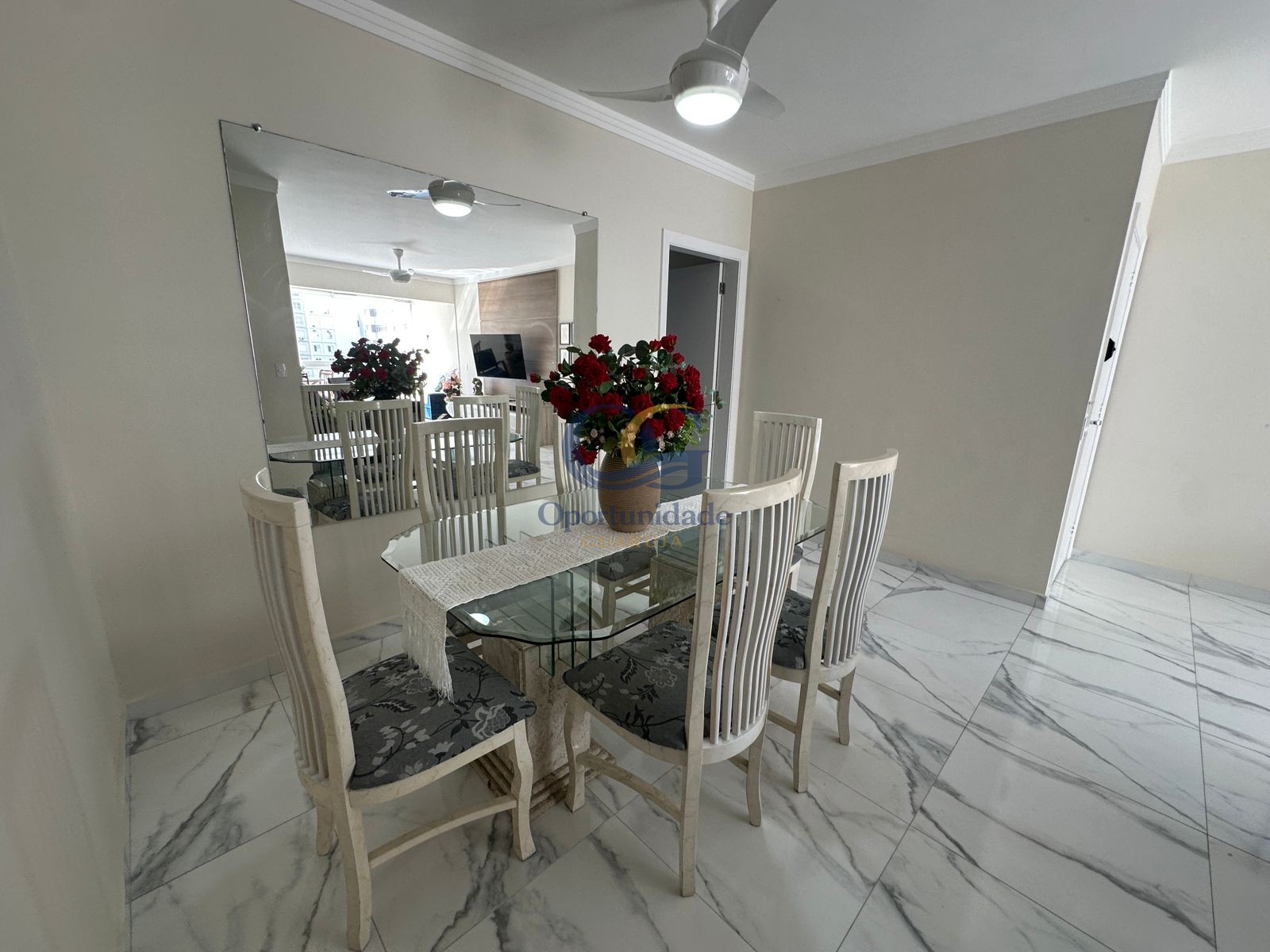Apartamento na Praia das Pitangueiras, Guarujá - SP