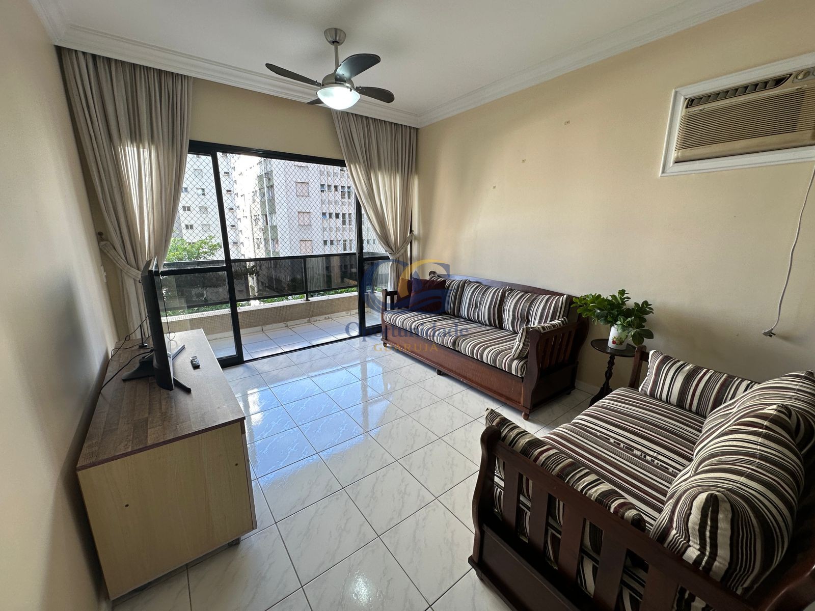 Apartamento na Praia das Pitangueiras, Guarujá - SP