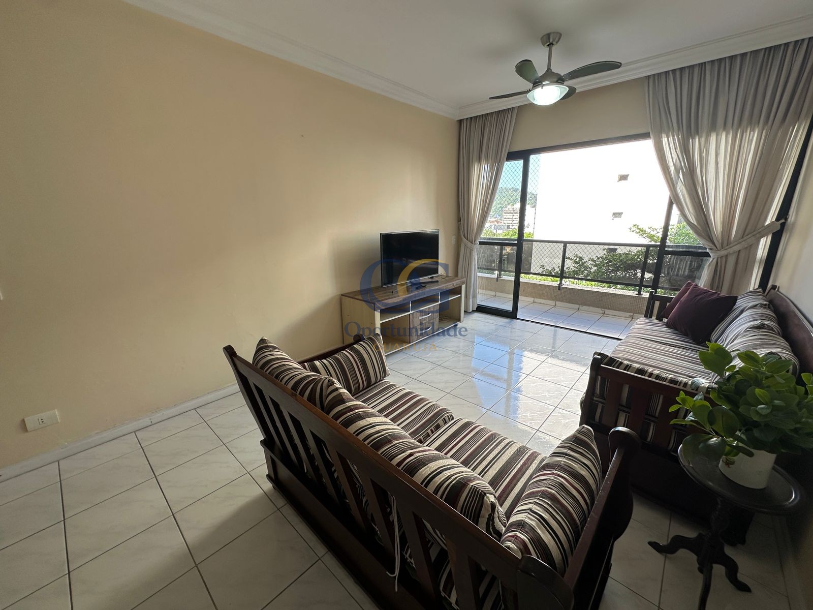 Apartamento na Praia das Pitangueiras, Guarujá - SP