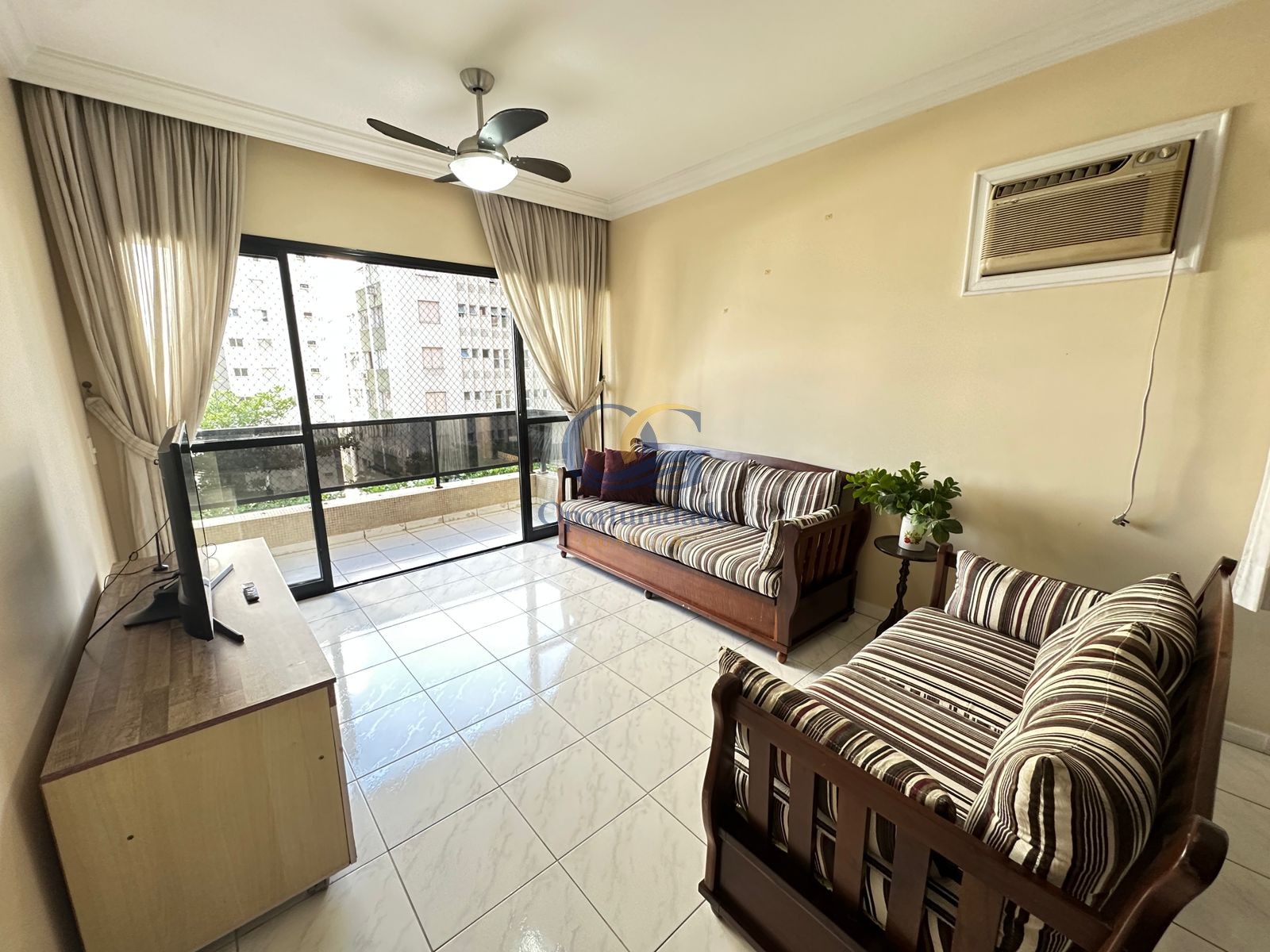Apartamento na Praia das Pitangueiras, Guarujá - SP