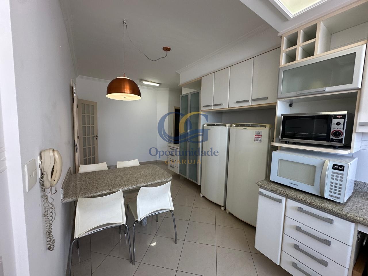 Apartamento na Praia das Pitangueiras, Guarujá - SP