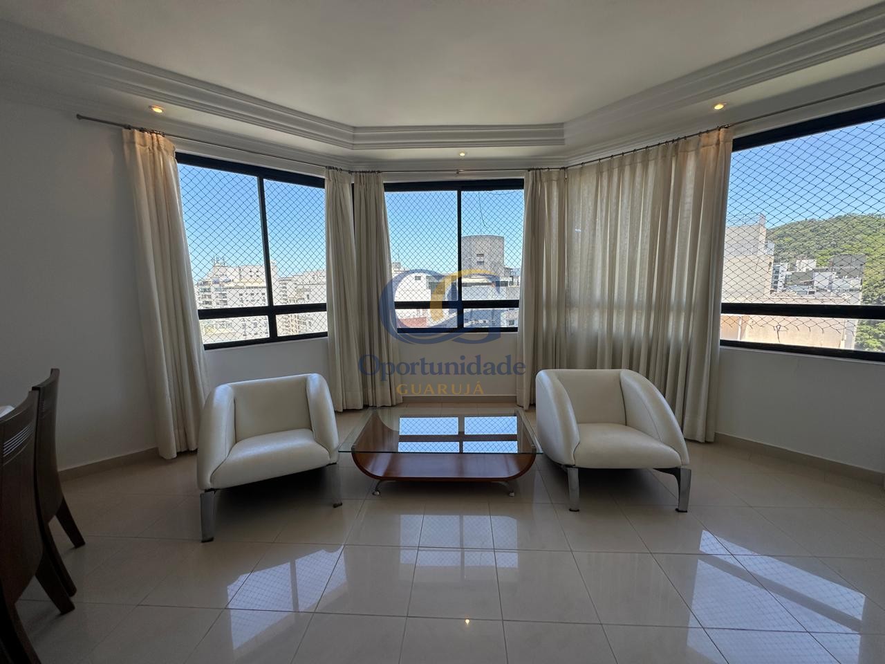 Apartamento na Praia das Pitangueiras, Guarujá - SP