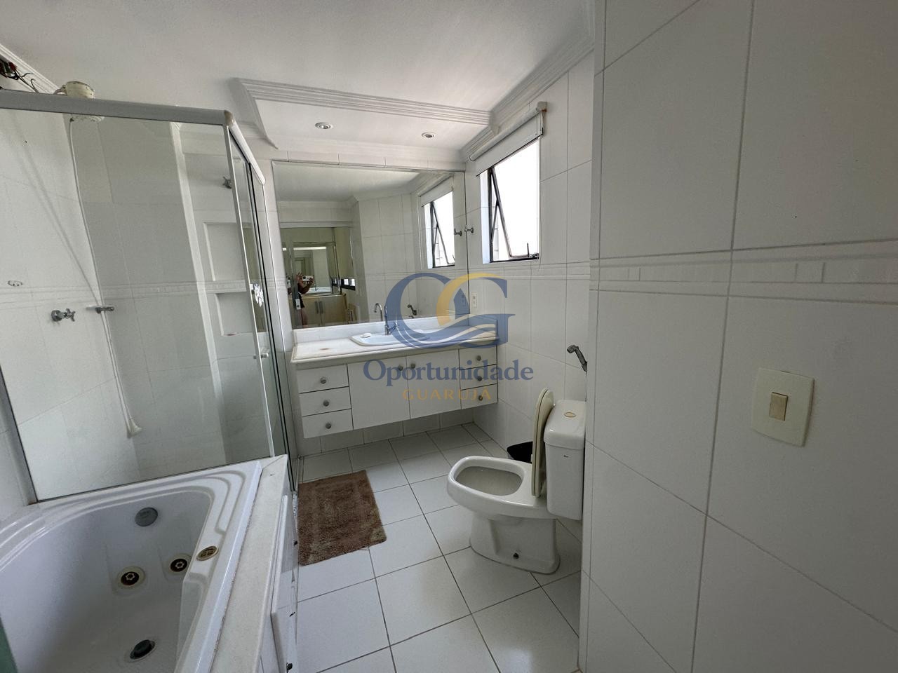 Apartamento na Praia das Pitangueiras, Guarujá - SP