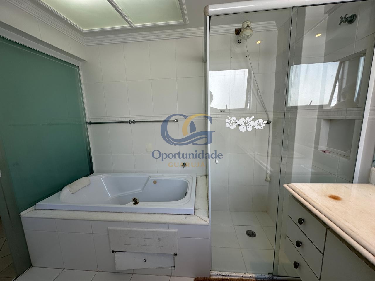 Apartamento na Praia das Pitangueiras, Guarujá - SP