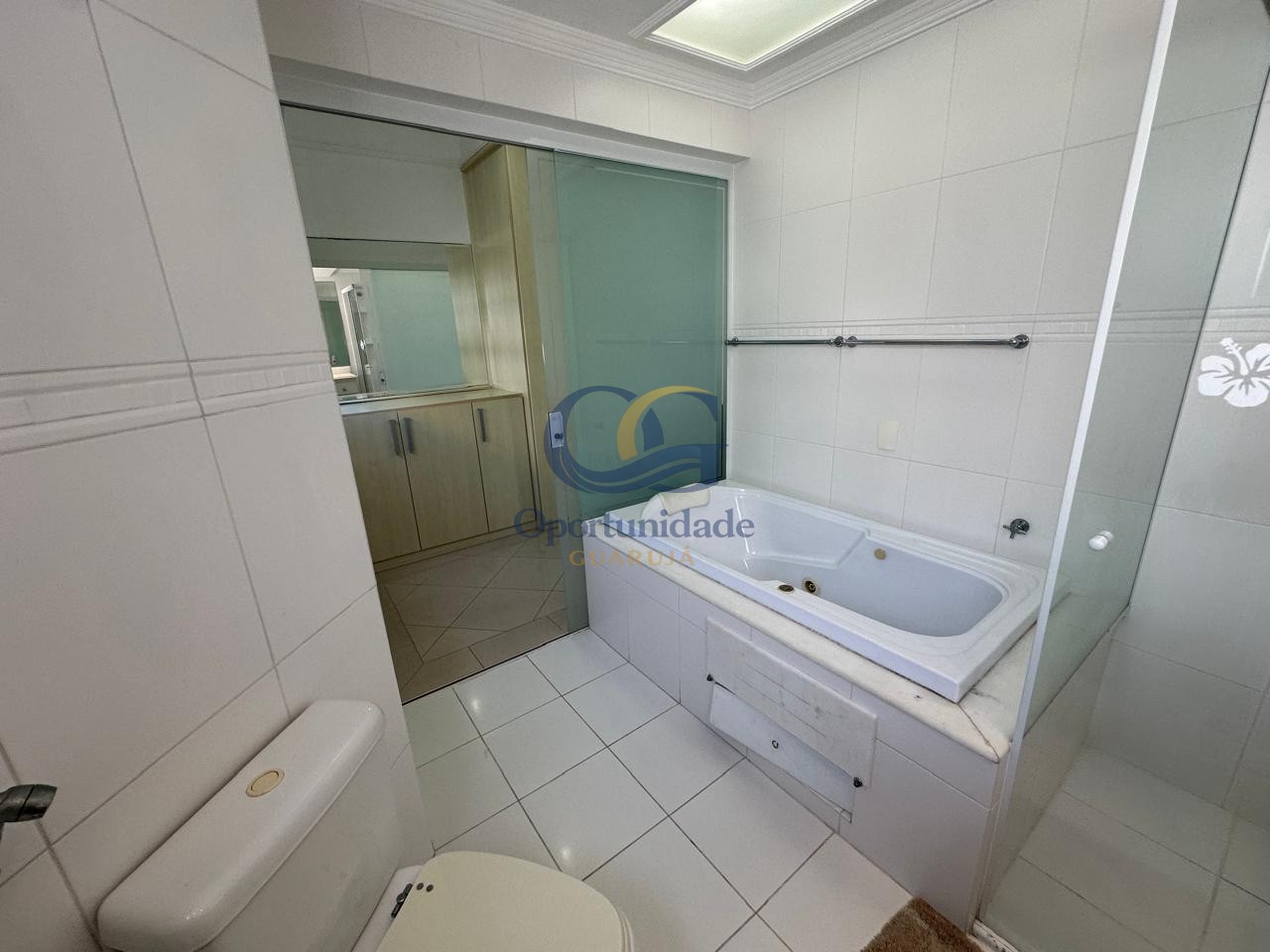Apartamento na Praia das Pitangueiras, Guarujá - SP