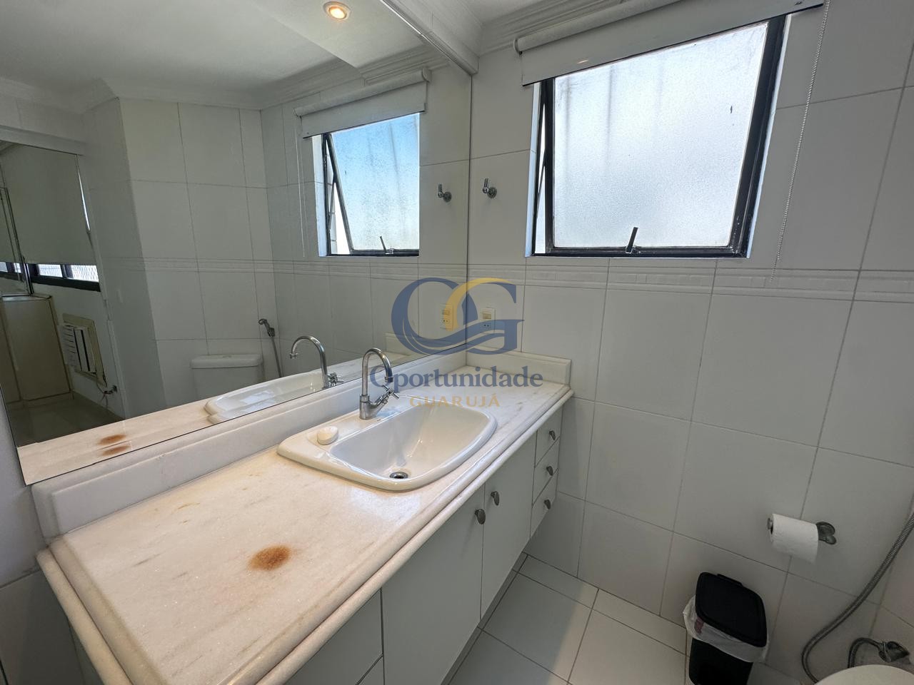 Apartamento na Praia das Pitangueiras, Guarujá - SP