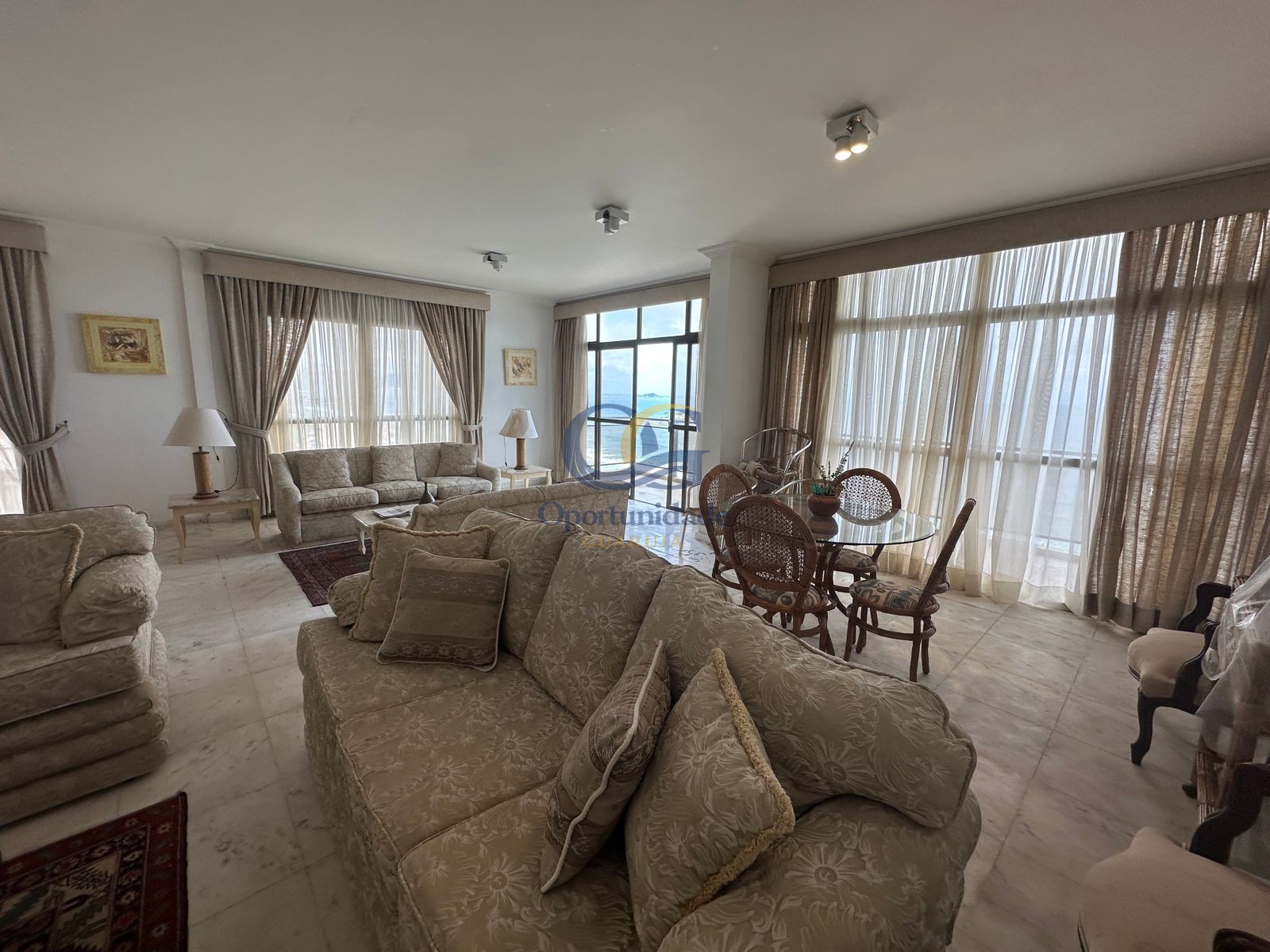 Apartamento Frente ao Mar nas Pitangueiras, Guarujá - SP