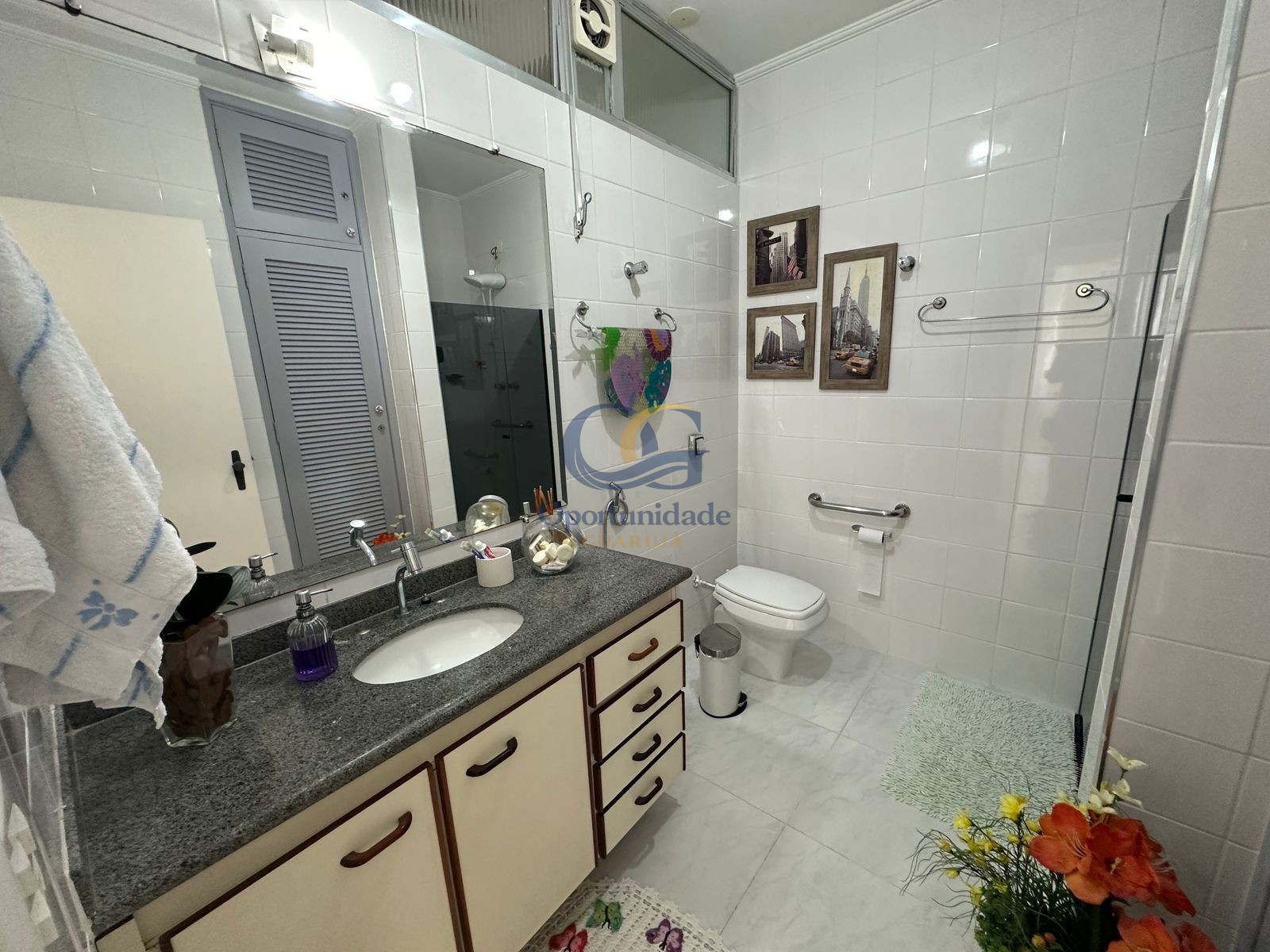 Apartamento na Praia das Pitangueiras, Guarujá - SP