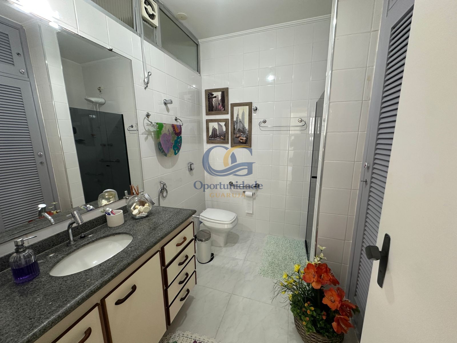 Apartamento na Praia das Pitangueiras, Guarujá - SP