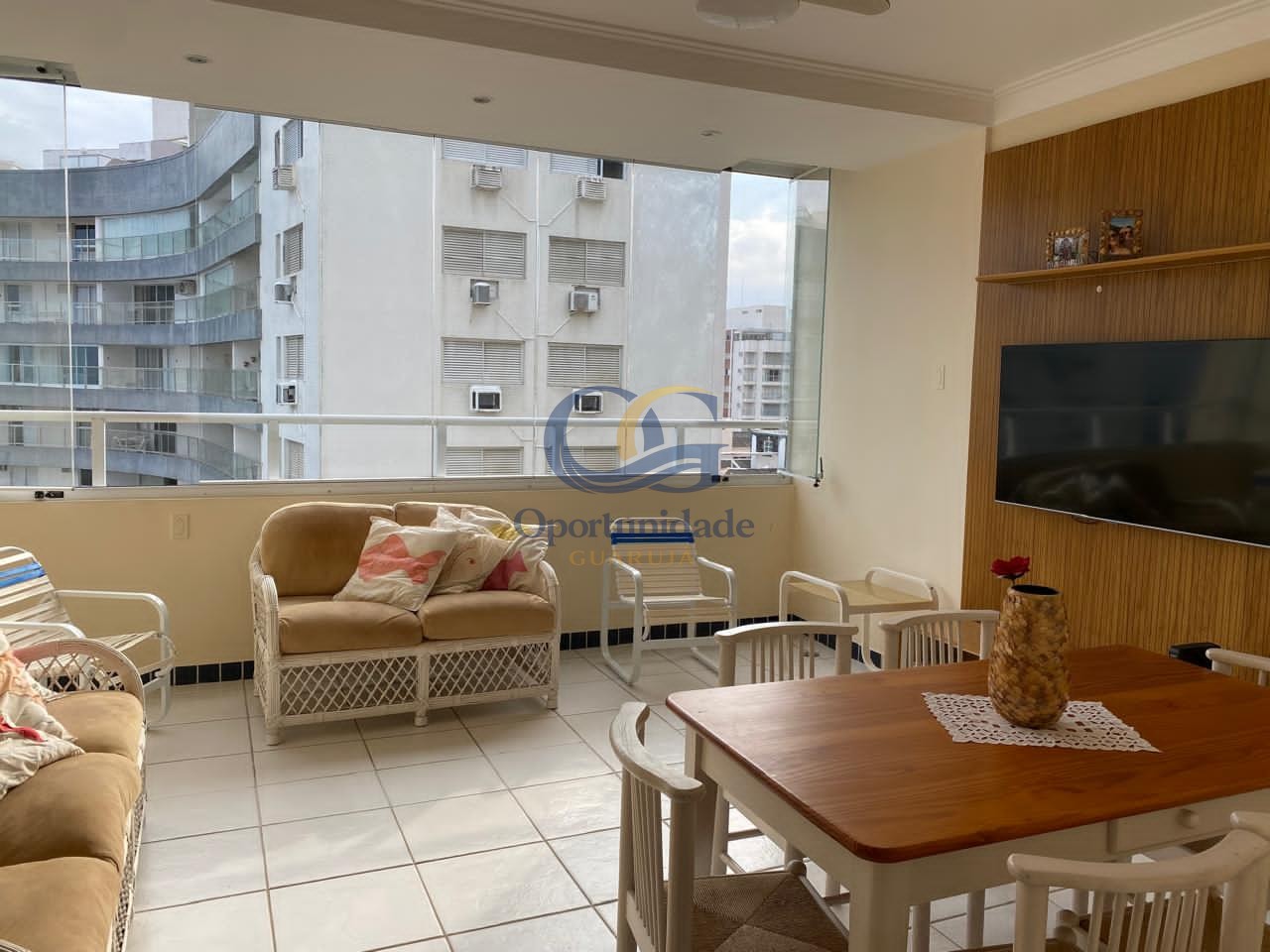 Apartamento na Praia das Pitangueiras, Guarujá - SP