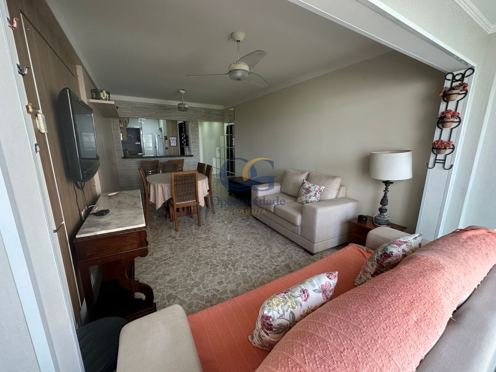 Apartamento na Praia das Pitangueiras, Guarujá - SP