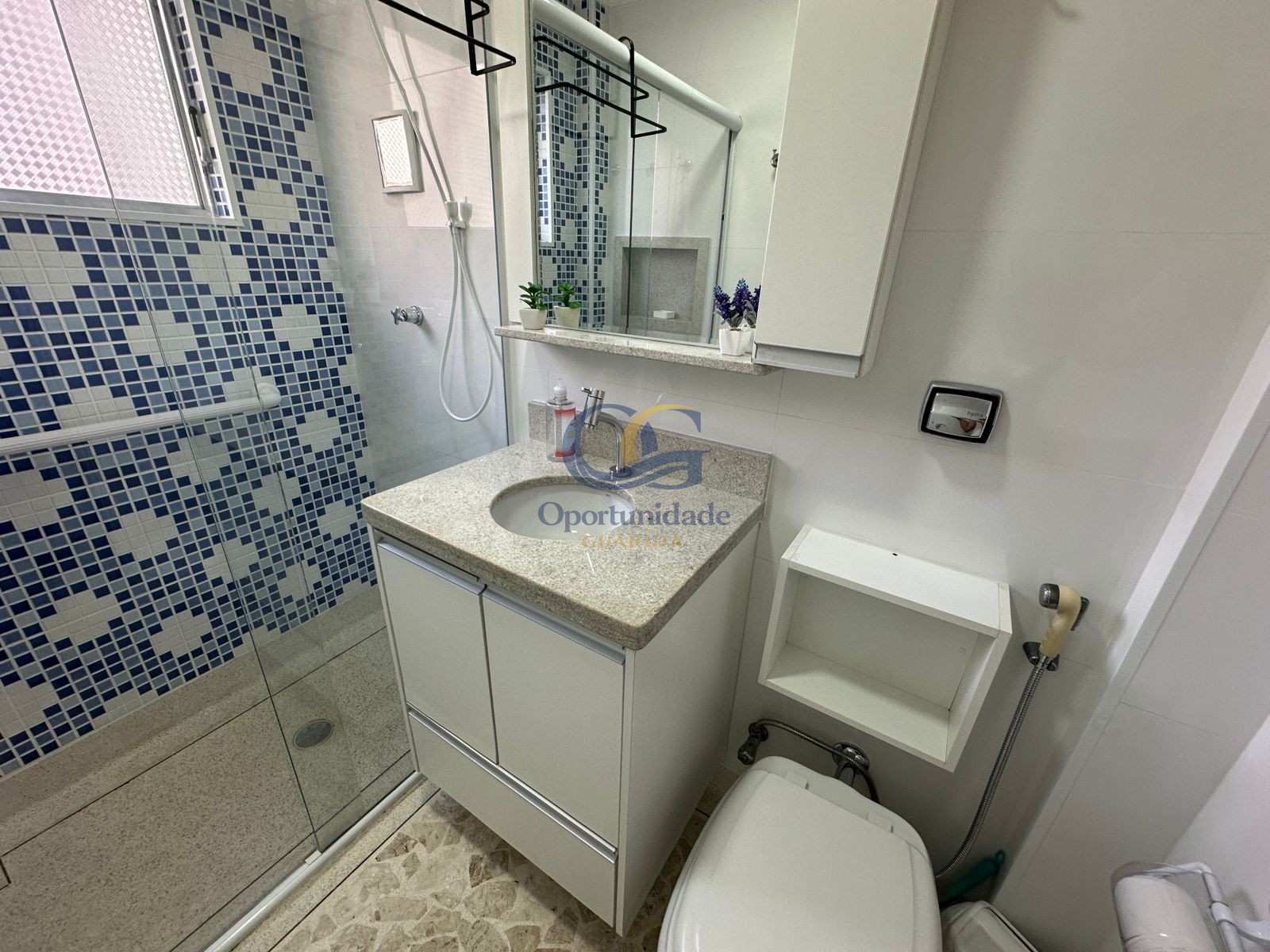 Apartamento na Praia das Pitangueiras, Guarujá - SP