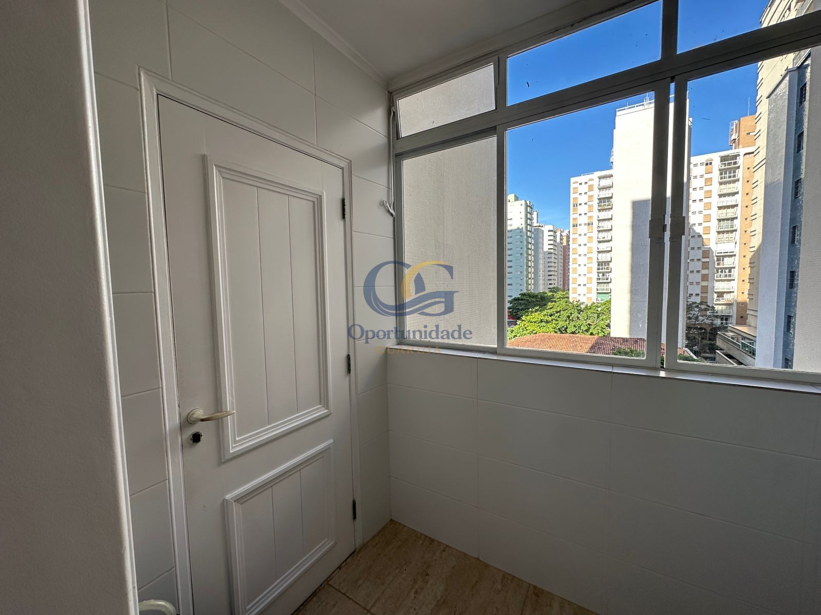 Apartamento na Praia das Pitangueiras, Guarujá - SP