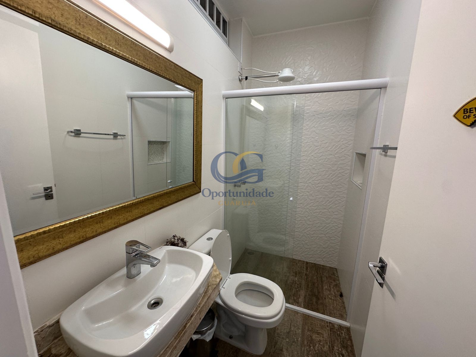 Apartamento na Praia das Pitangueiras, Guarujá - SP