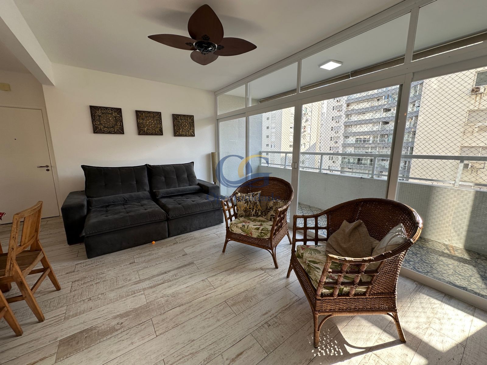 Apartamento na Praia das Pitangueiras, Guarujá - SP
