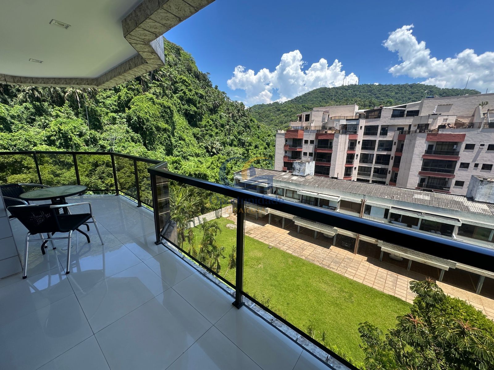 Apartamento na Praia da Enseada, Guarujá - SP