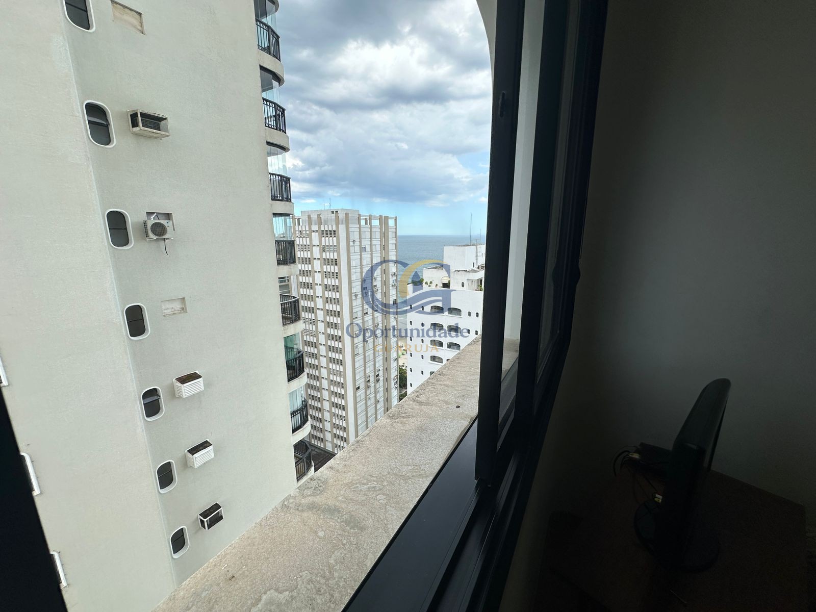 Apartamento na Praia das Pitangueiras, Guarujá - SP