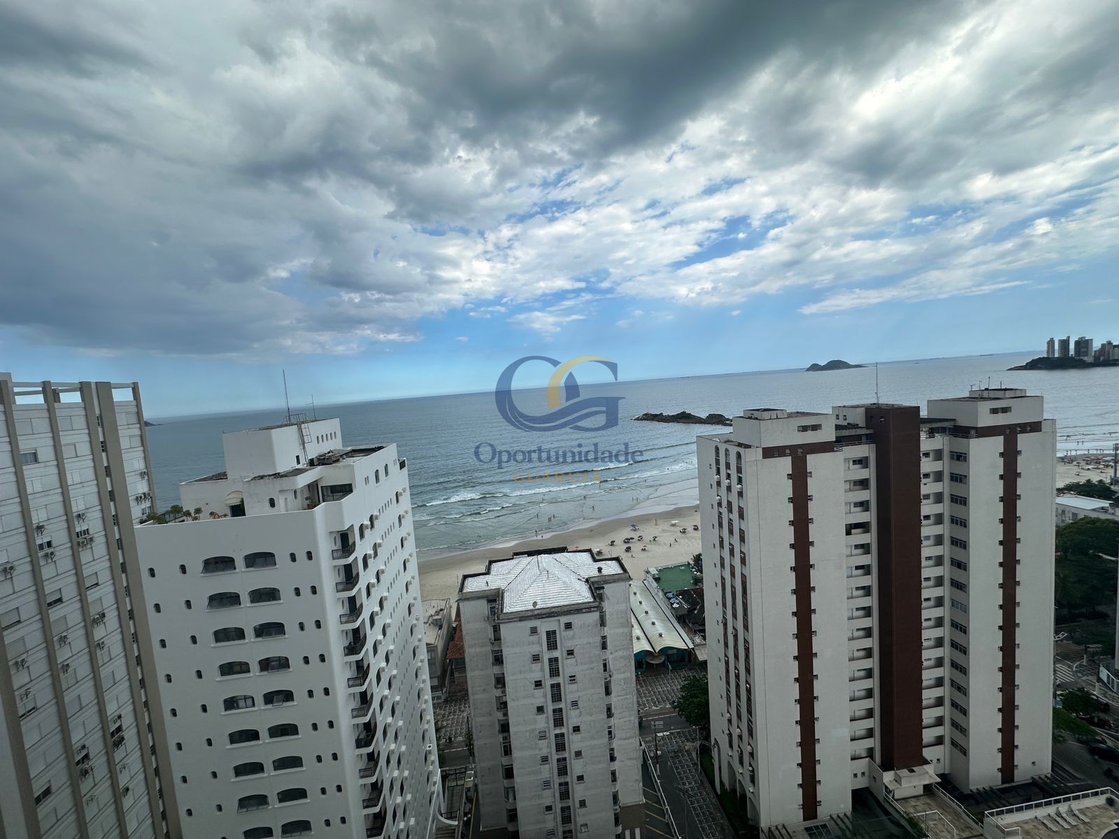 Apartamento na Praia das Pitangueiras, Guarujá - SP