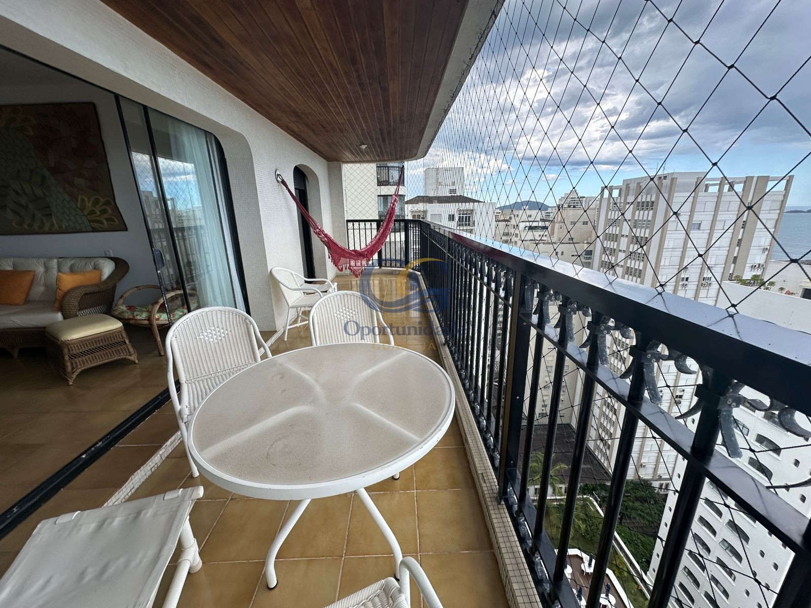 Apartamento na Praia das Pitangueiras, Guarujá - SP