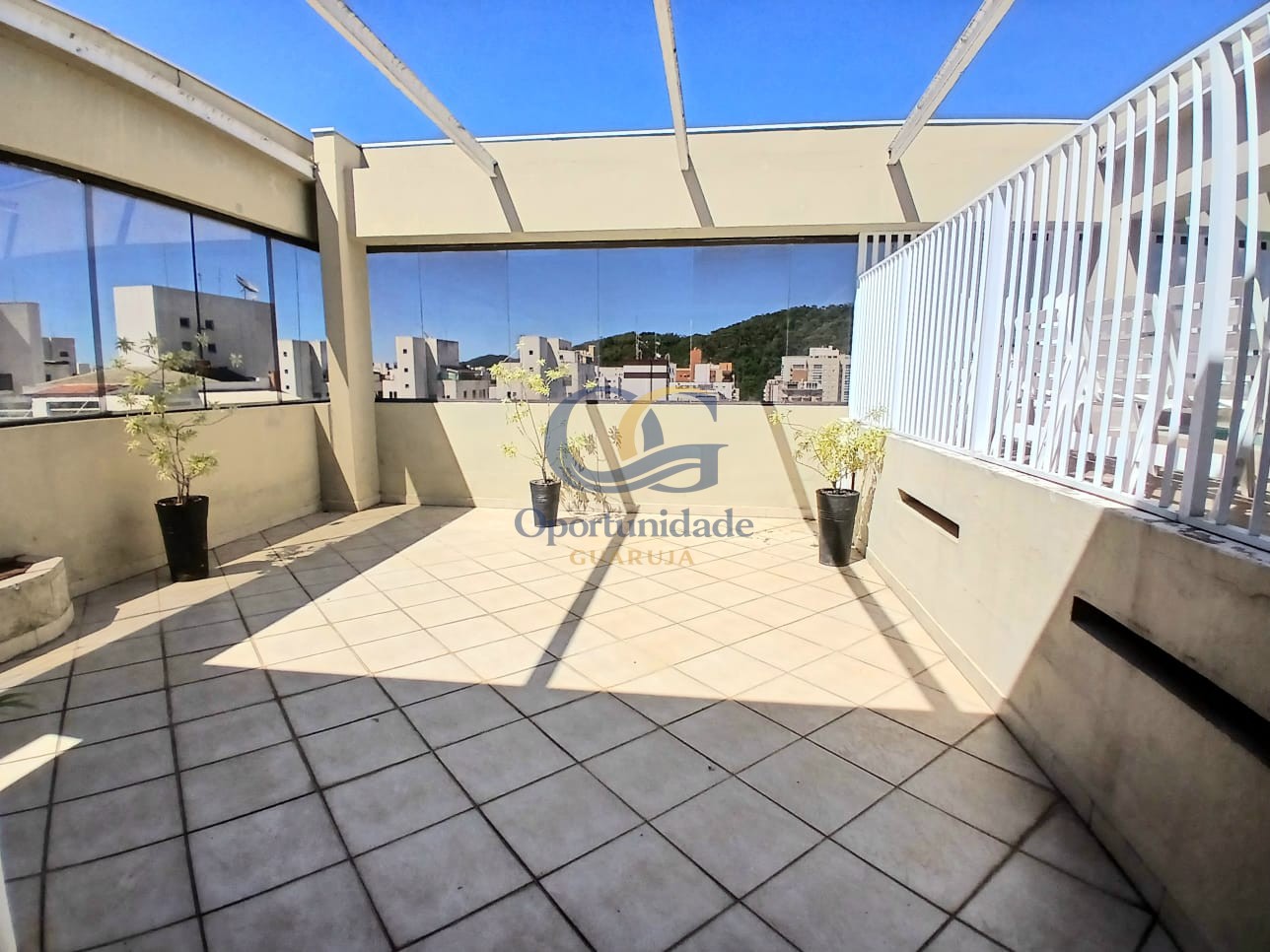 Apartamento na Praia das Pitangueiras, Guarujá - SP