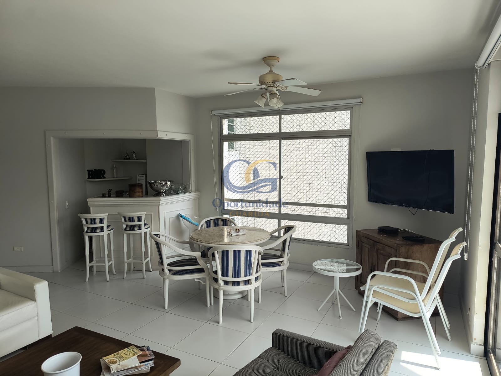 Apartamento na Praia das Pitangueiras, Guarujá - SP