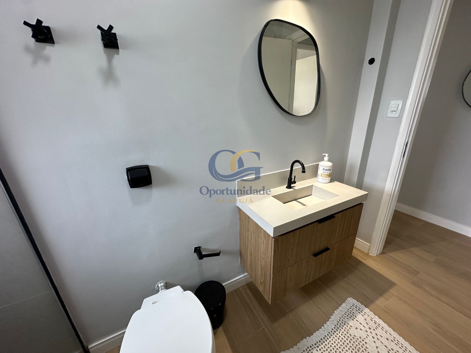 Apartamento na Praia das Pitangueiras, Guarujá - SP