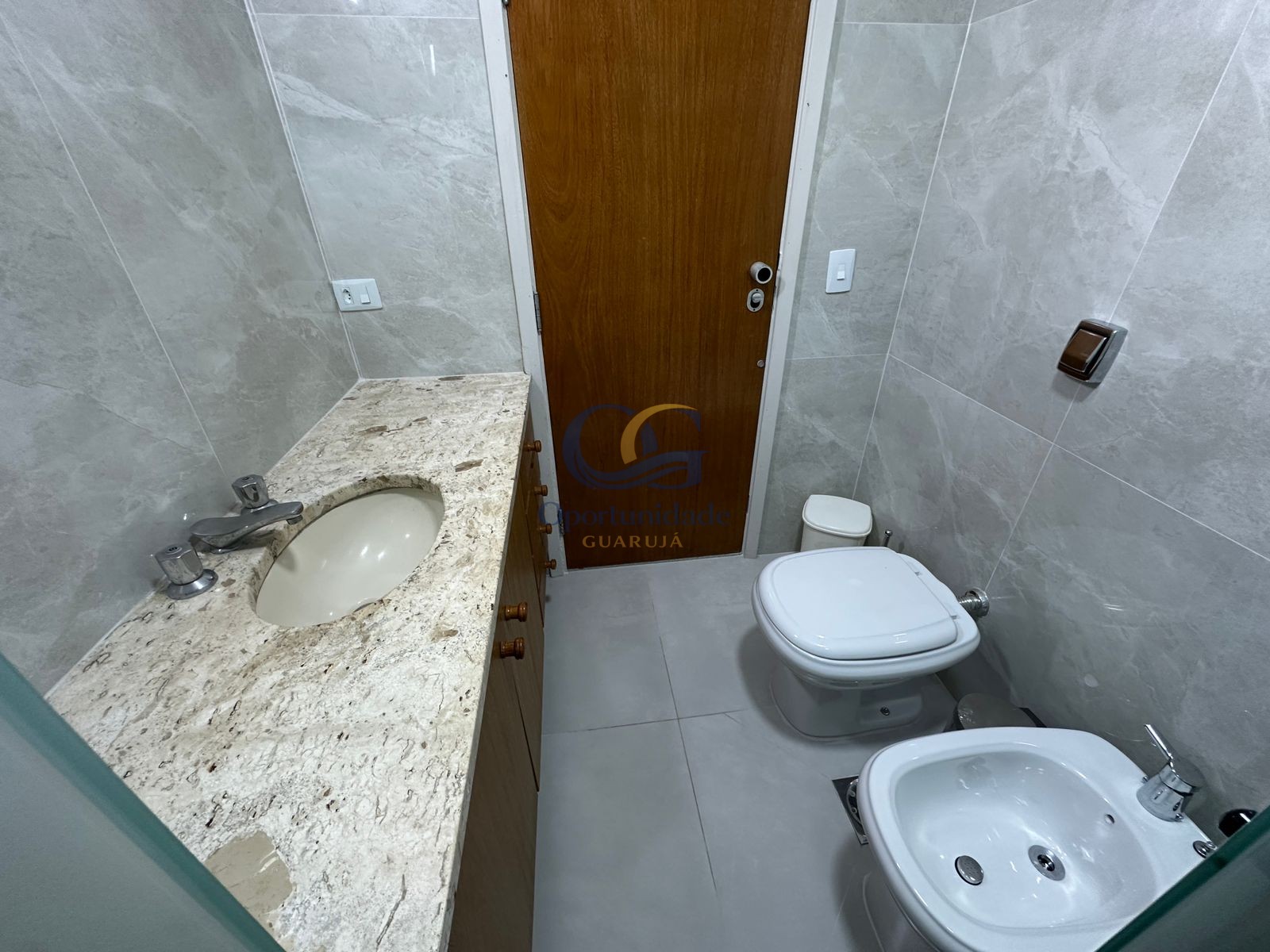 Apartamento na Praia das Pitangueiras, Guarujá - SP
