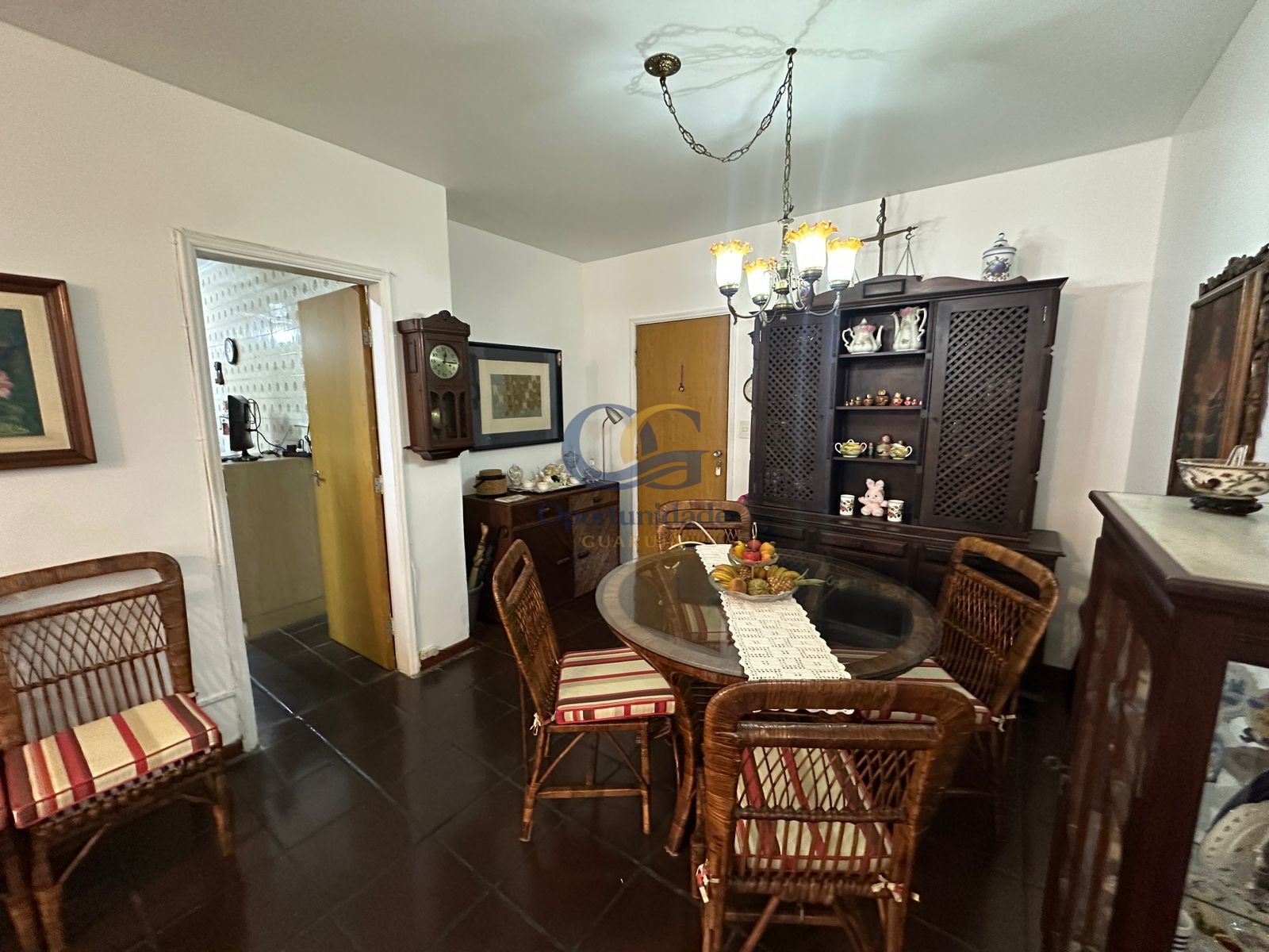 Apartamento na Praia das Pitangueiras, Guarujá - SP