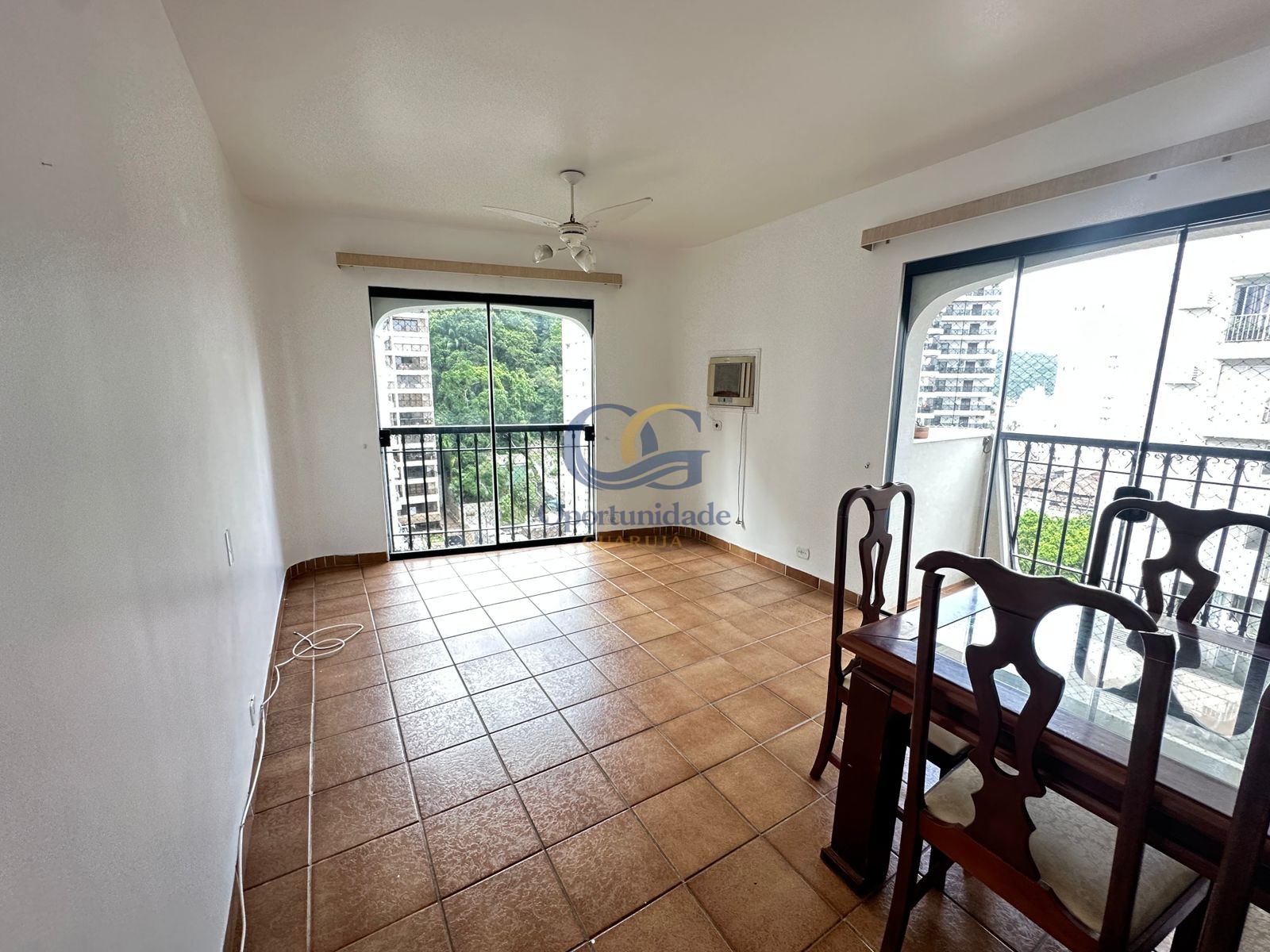 Apartamento na Praia das Pitangueiras, Guarujá - SP