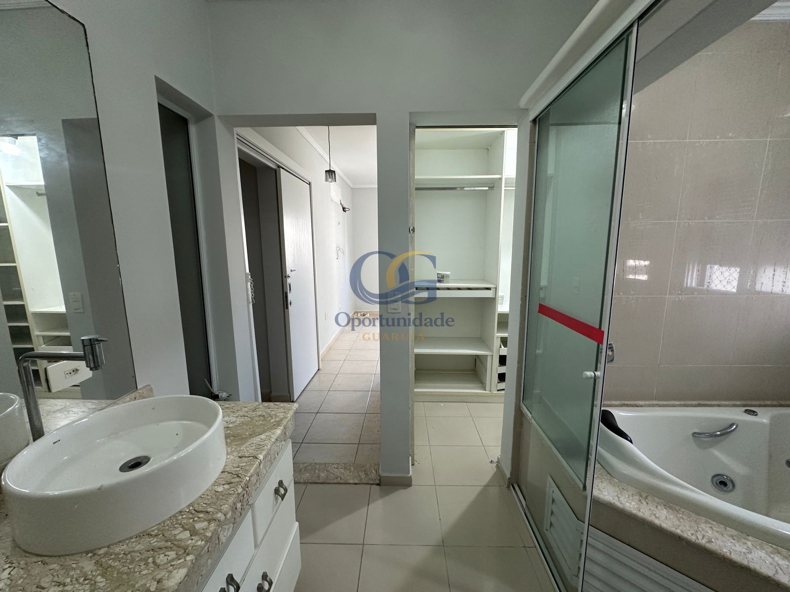 Apartamento na Praia das Pitangueiras, Guarujá - SP