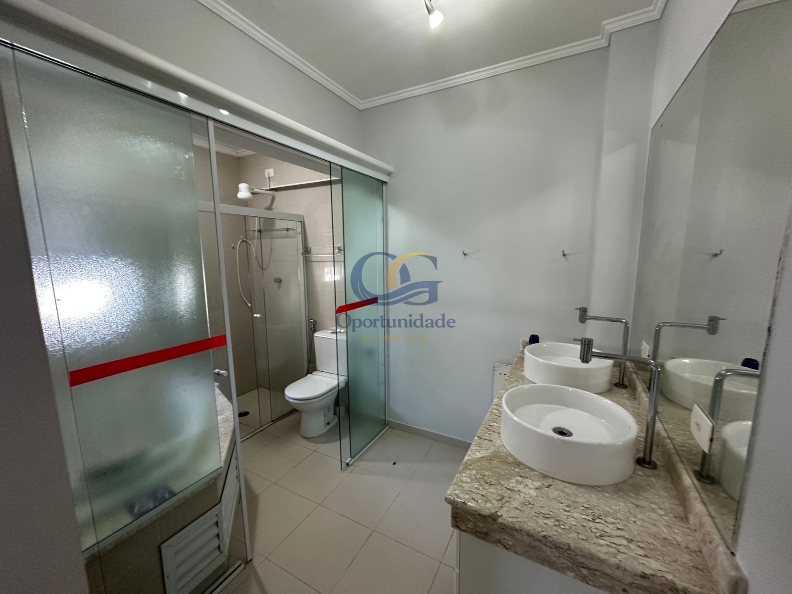 Apartamento na Praia das Pitangueiras, Guarujá - SP