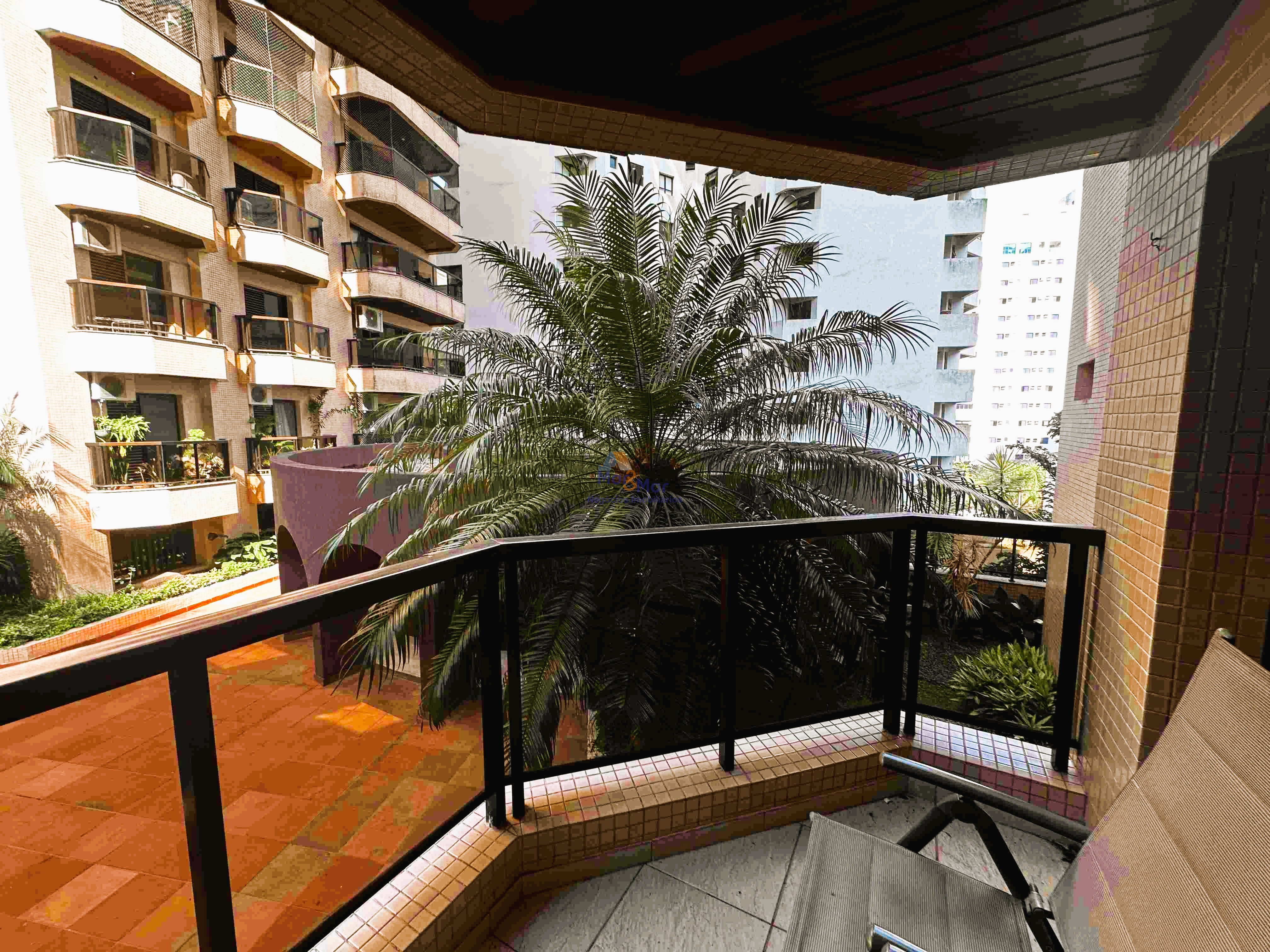 Apartamento na Praia das Pitangueiras, Guarujá - SP